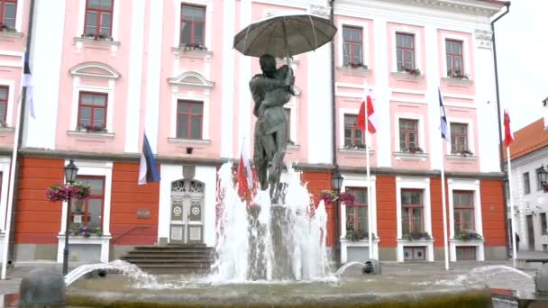 Estatua de la fuente frente al antiguo ayuntamiento de Estonia GH4 — Vídeos de Stock