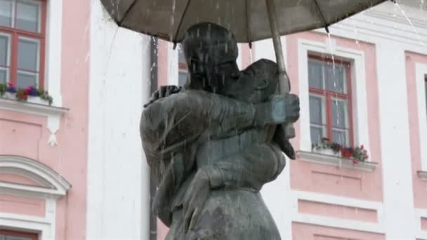 Estatua de estudiantes besándose con fuente en Tartu Estonia GH4 — Vídeos de Stock