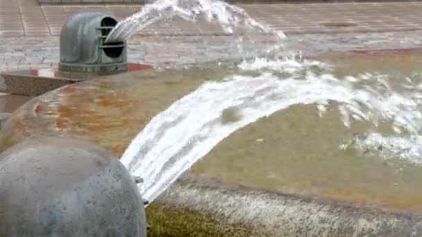 Water uitstappen van een fontein in Estland gh4 — Stockvideo