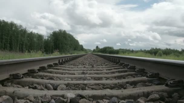 Μαύρο σιδηρογραμμές ενός τρένου με μεγάλες πέτρες μέσα fs700 Οδύσσεια 7q — Αρχείο Βίντεο