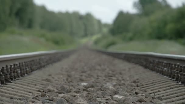 Näherer Blick auf die schwarzen Steine vom Bahngleis fs700 odyssey 7q — Stockvideo