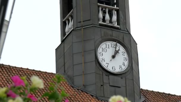 Die Turmuhr des alten Rathauses in tartu gh4 — Stockvideo