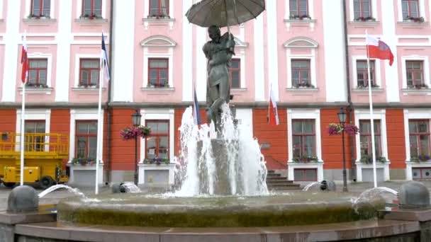 La estatua del beso con fuente de agua GH4 — Vídeo de stock