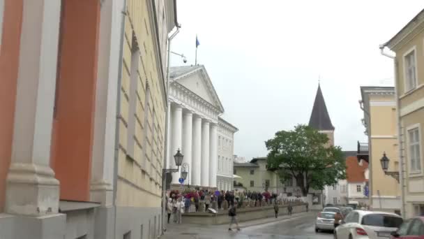 O edifício universitário branco da Universidade de Tartu GH4 — Vídeo de Stock