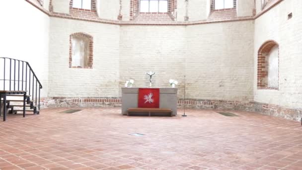 Un altar dentro de la iglesia en Tartu GH4 — Vídeos de Stock