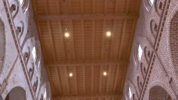La vue depuis le plafond jusqu'au sol de l'église GH4 