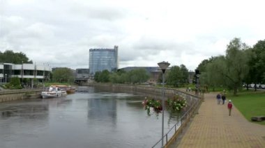 tartu gh4 annesi Nehri'nin güzel bir sahne