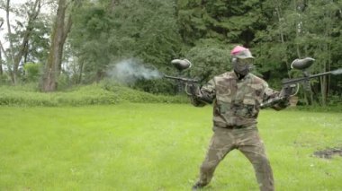 pembe takım iki paintball silahları fs700 odyssey 7q tutan bir adam