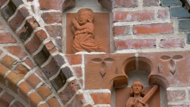 Die geschnitzten Künste aus dem Kirchengebäude gh4 — Stockvideo