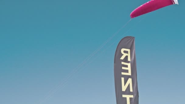 Een surfen vorm parachute fs700 odyssey 7q — Stockvideo
