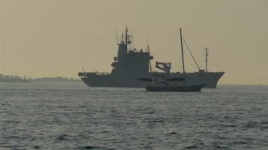 Standy bir savaş gemisi ve Gh4 Uhd geçen küçük bir viking tekne