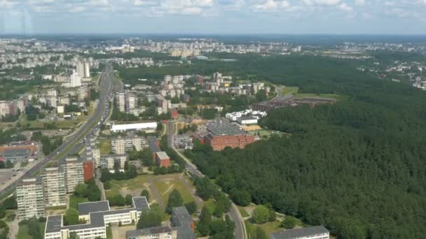 La vista aérea de la ciudad desde la torre de televisión en Vilnius GH4 UHD — Vídeos de Stock