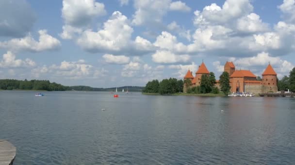 Un castillo medieval rojo en Trakai Lituania GH4 UHD — Vídeo de stock