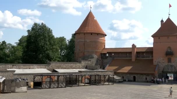 Utsikten inne i Trakai medeltida slott i Litauen Gh4 UHD — Stockvideo