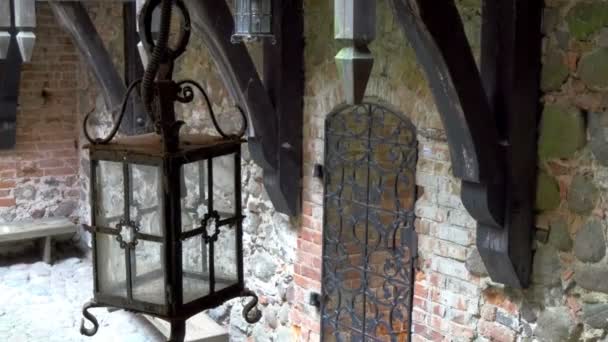 La vieille lampe à l'intérieur du grand vieux château de Trakai GH4 UHD 