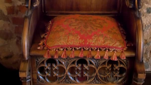 Los detalles de la silla de reyes del antiguo castillo GH4 UHD — Vídeo de stock