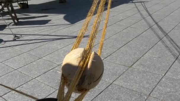 ココナッツシェルGh4 Uhdの周りのロープのセット — ストック動画