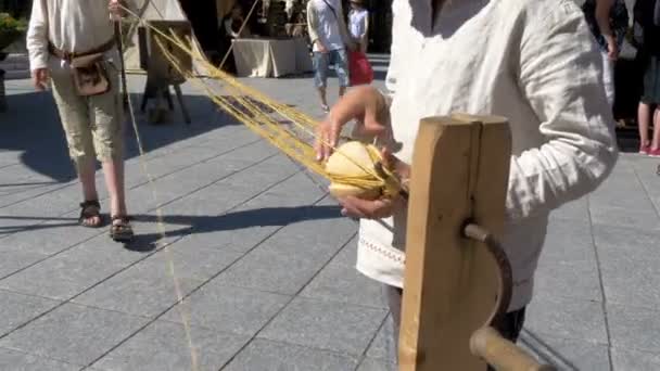 Двое мужчин делают шнур из длинной партии веревки GH4 UHD — стоковое видео
