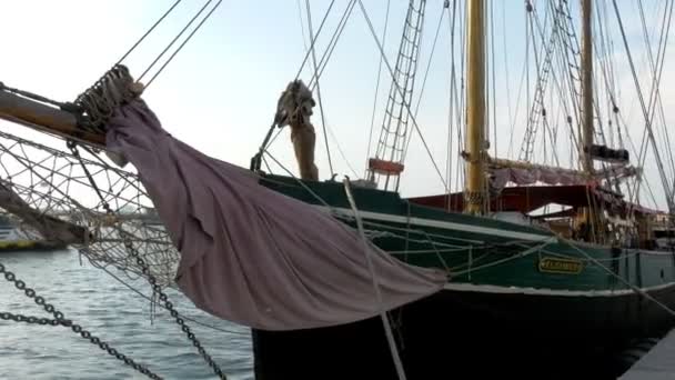 Un grand galion ou bateau de mer sur quai sur le port d'Estonie GH4 UHD 