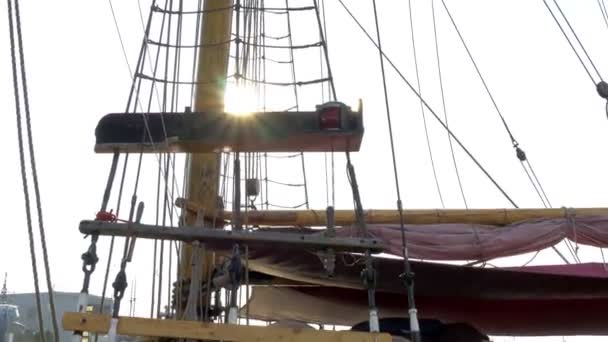 Grote touwen aansluiten van de Galleon vlag Gh4 UHD — Stockvideo