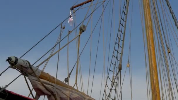 Les cordes et le drapeau du vieux navire viking GH4 UHD 