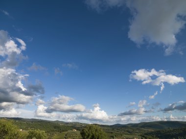 tuscan manzara ile gri bulutlar ile mavi gökyüzü