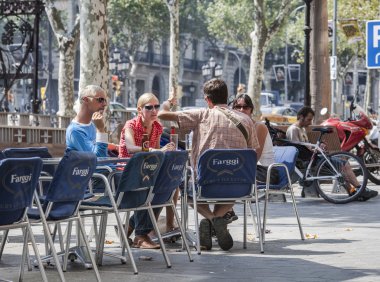 Erkekler ve kadınlar açık hava restoranında barcelona İspanya