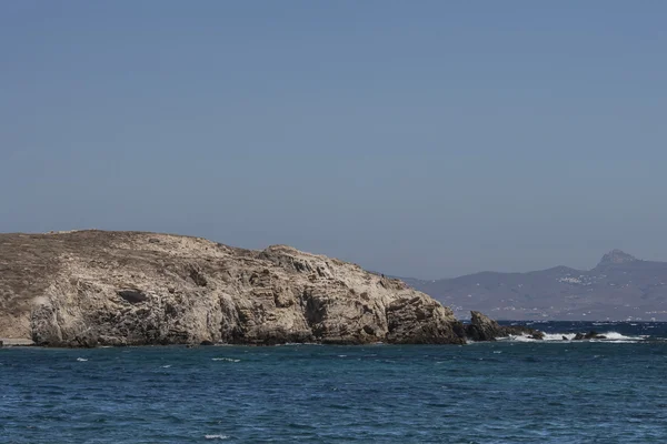 Скелі з моря в передньому плані delos Греції — стокове фото