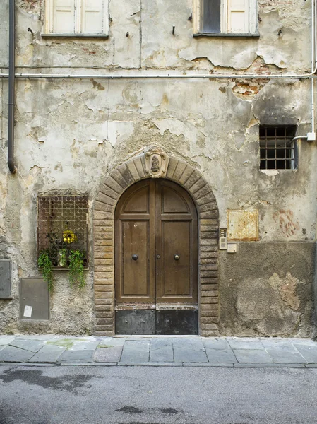 Fermer la porte dans la vieille maison — Photo