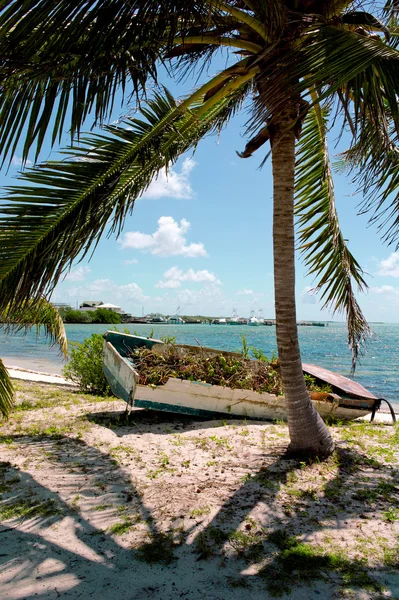 Bote dañado en la playa — Foto de Stock