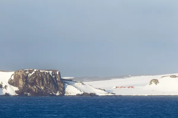 Cliff nevado e mar — Fotografia de Stock