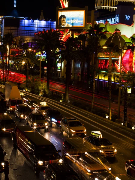 Traffico su strada urbana — Foto Stock