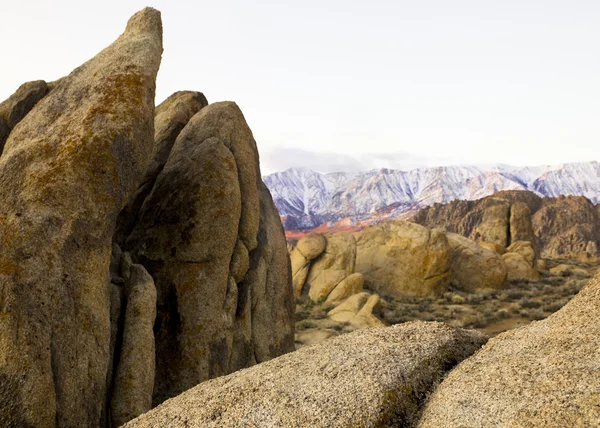 鮮やかな山々 と砂漠の石 — ストック写真