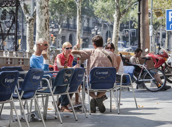 Mężczyźni i kobiety na zewnątrz restauracji w Barcelonie Obrazy Stockowe bez tantiem