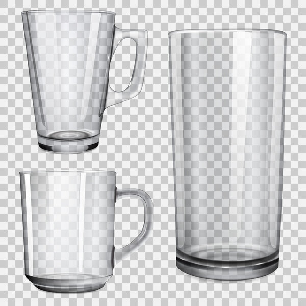 Две прозрачные стеклянные чашки и один стакан сока
