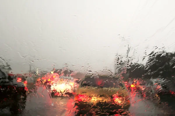 Yağmurda araba kullanırken Stok Resim