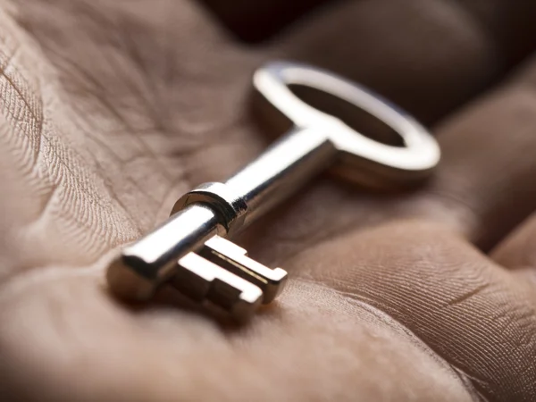 Ключ на руці — стокове фото