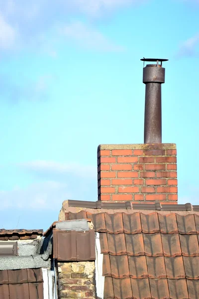 古い煙突と屋根 ロイヤリティフリーのストック写真