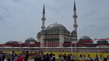 Taksim Camii, Taksim Cami, Cumhuriyet Anıtı - İstanbul, Türkiye, 05-01-2022