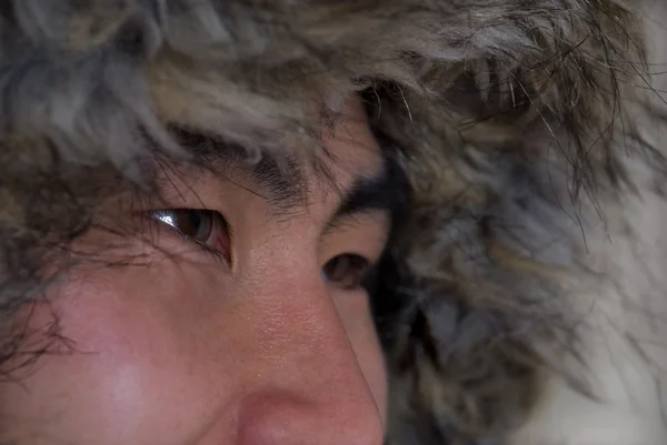 Closeup de asiático ou inuit procurando homem — Fotografia de Stock