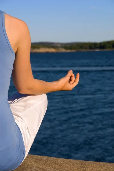 Släppandet av en kvinna som gör yoga — Stockfoto