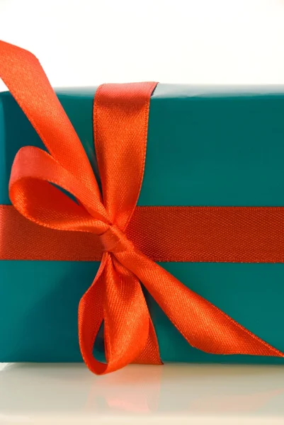 Cutout of a gift with a bow — Stock Photo, Image