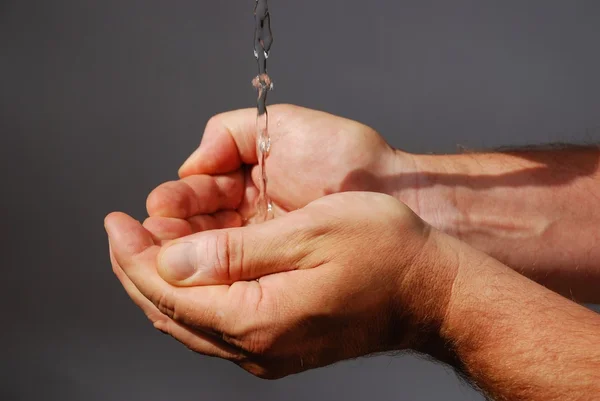 Manliga händer med vatten — Stockfoto