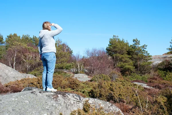 Persona sullo sguardo nella natura — Foto Stock