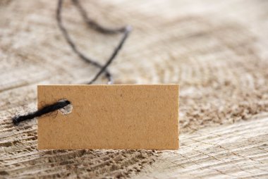 ahşap üzerine kahverengi etiket etiket
