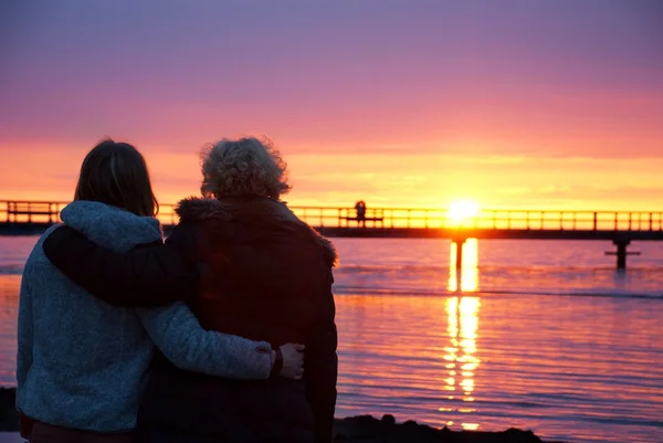 Dva páry, sledování západu slunce — Stock fotografie