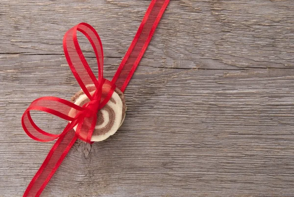 木材上の cookie と赤の弓 — ストック写真