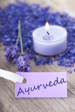 Ayurveda mor bir etiket üzerinde
