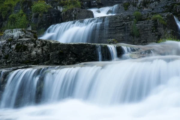 Водні каскади на каменях — стокове фото