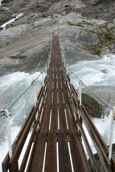 Plank brug over een rivier — Stockfoto